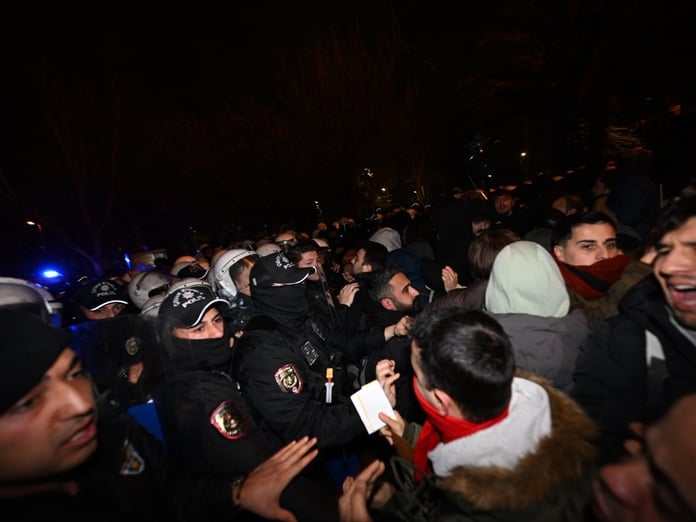 Özgür Özel'in sokağa çıkma çağrısı sonrası 16 polis yaralandı
