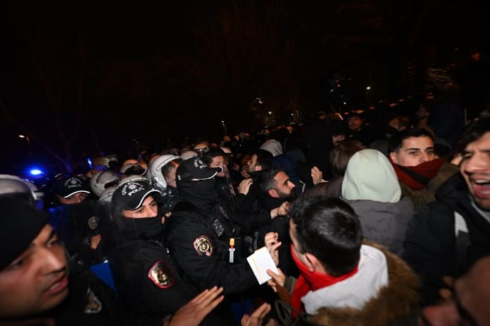 Özgür Özel'in sokağa çıkma çağrısı sonrası 16 polis yaralandı