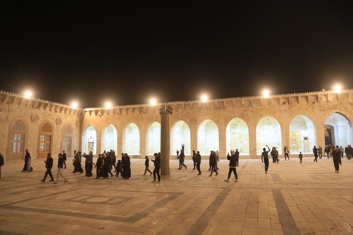 Halep'te restorasyonu tamamlanan Emevi Camisi'nde 12 yıl sonra ilk teravih namazı