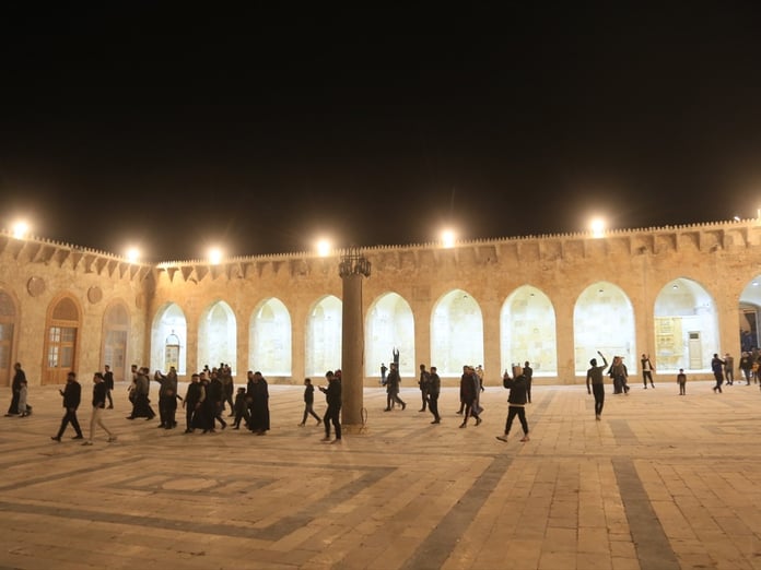 Halep'te restorasyonu tamamlanan Emevi Camisi'nde 12 yıl sonra ilk teravih namazı