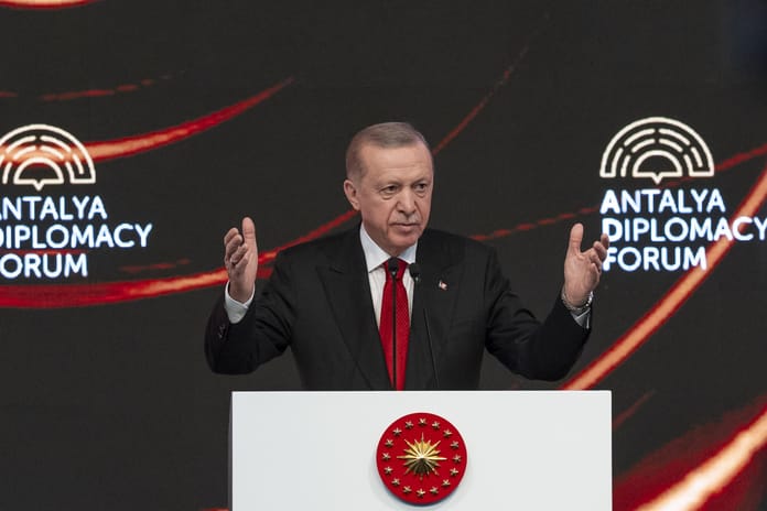 Diplomasinin kalbi Antalya'da atıyor