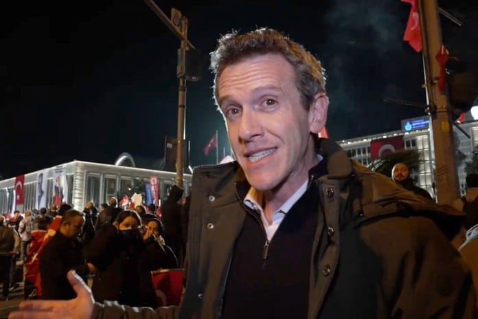 BBC News muhabiri Mark Lowen'e kamu düzenini tehlikeye attığı gerekçesiyle sınır dışı kararı