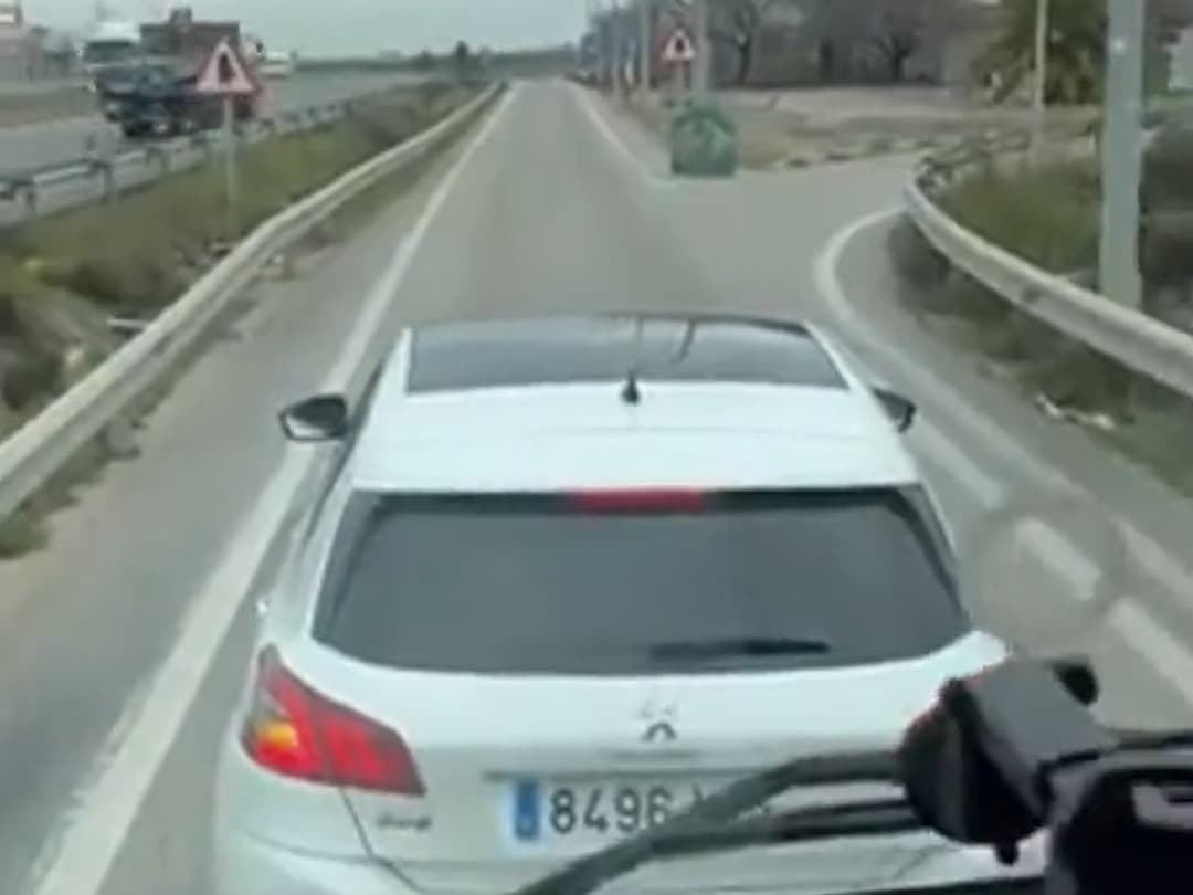 Tırın önü kesildi dorsesi boşaltıldı