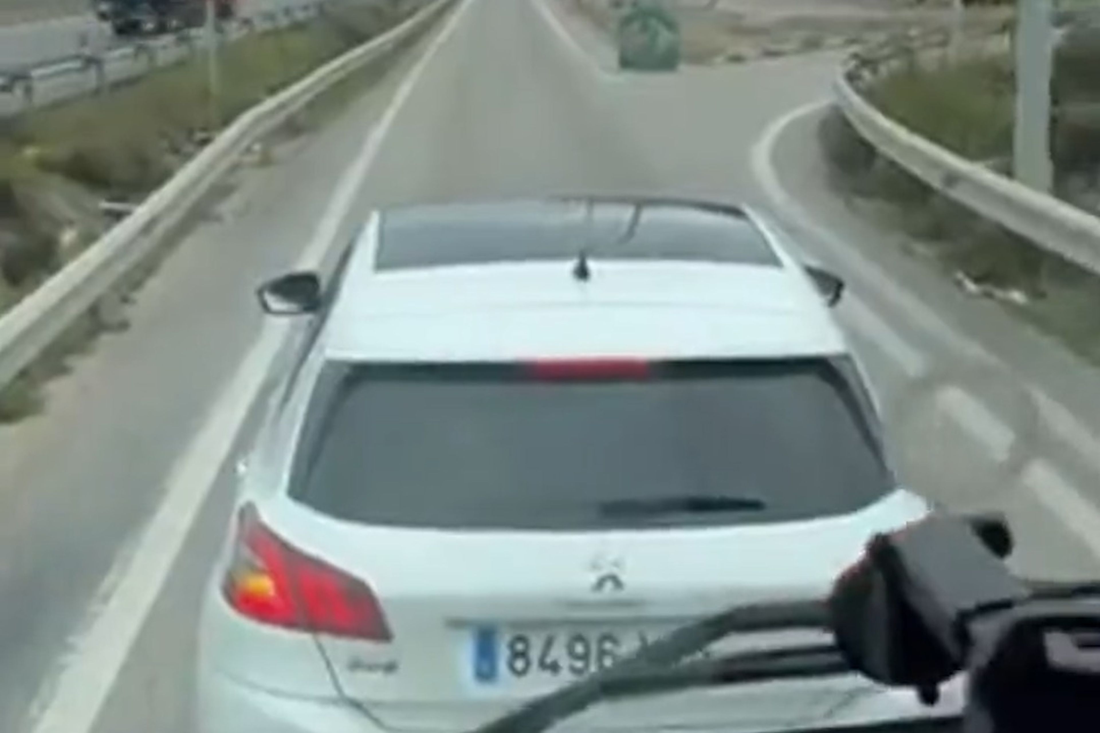 Tır sürücüsü hırsızlık anını çaresizce kaydetti