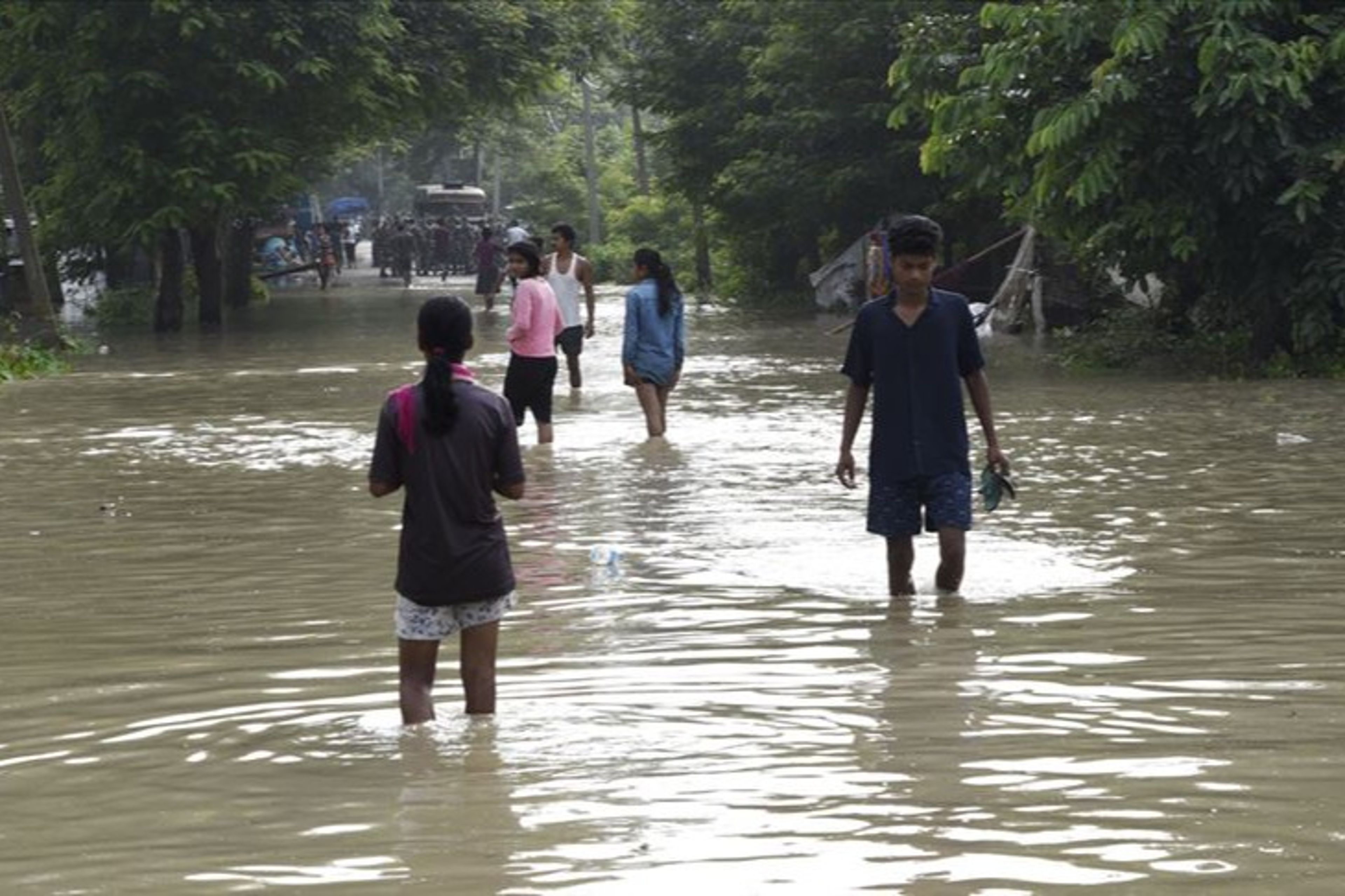 Hindistan ve Nepal'de sel ve fırtına 92 can aldı