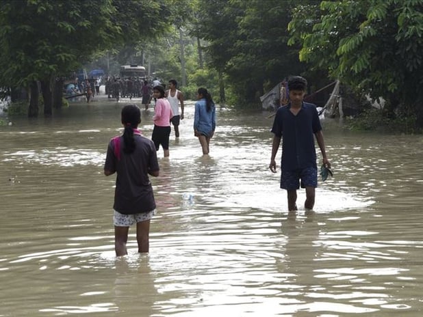 Hindistan ve Nepal'de sel ve fırtına 92 can aldı
