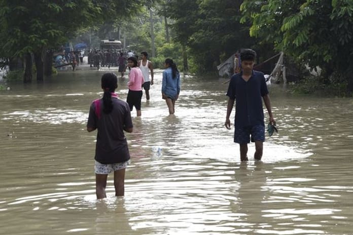 Hindistan ve Nepal'de sel ve fırtına 92 can aldı