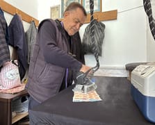 Aldığı ve verdiği tüm paraları ütülüyor