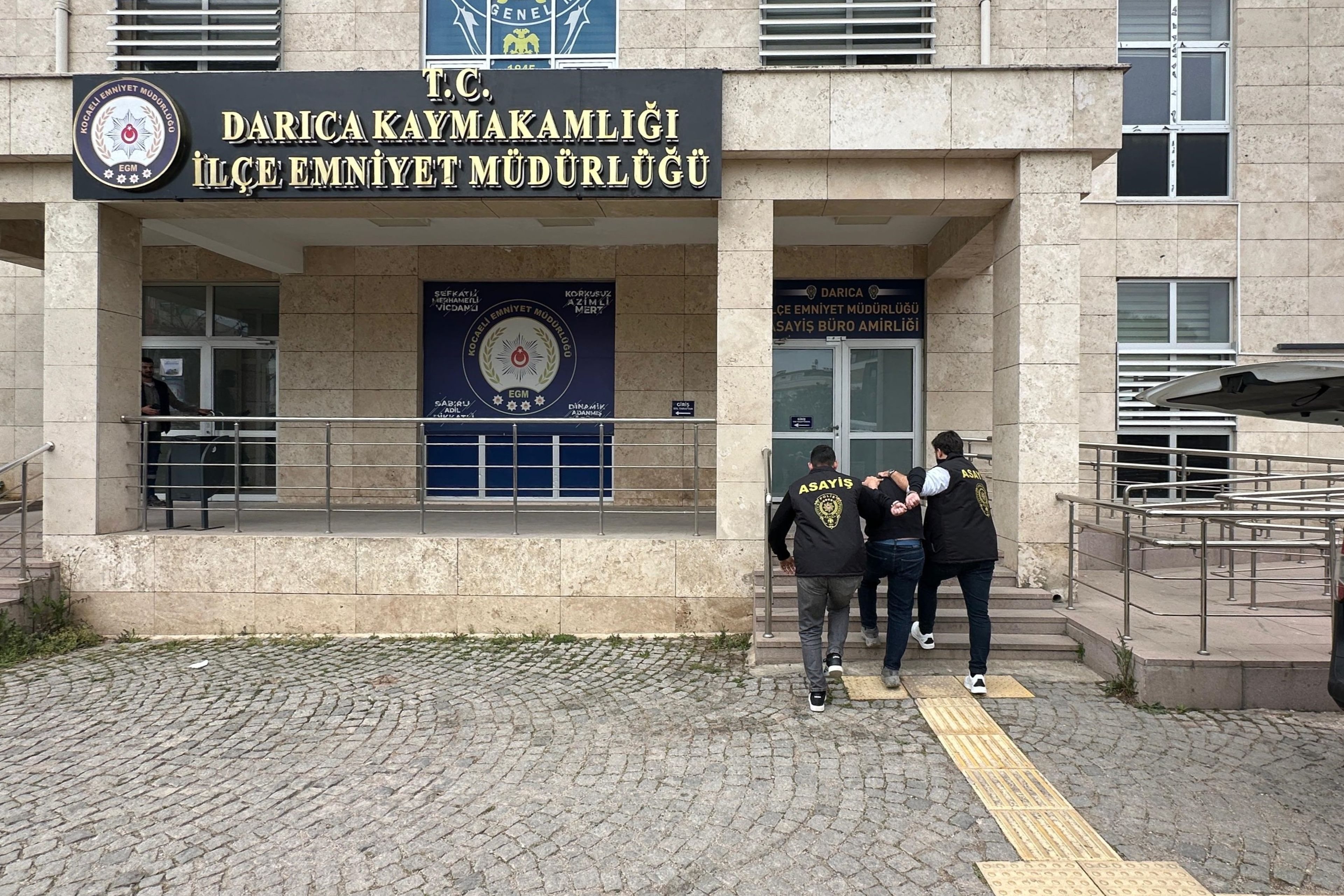 "Seni emekli olduğunda bulacağım" diyerek polisi tehdit eden şahıs yakalandı