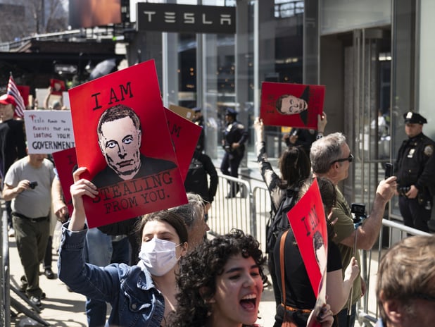 ABD Tesla protestolarını terör saldırısı olarak kabul edecek