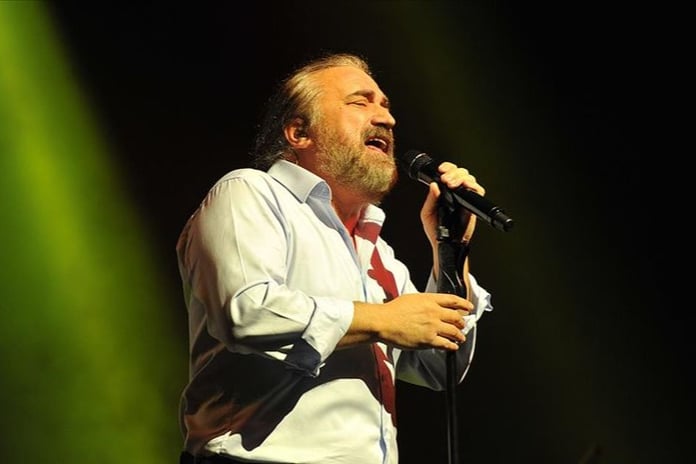 Şarkıcı Volkan Konak hayatını kaybetti