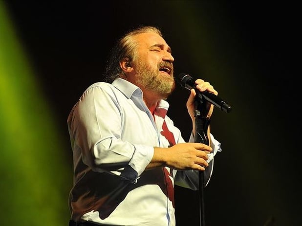 Şarkıcı Volkan Konak hayatını kaybetti