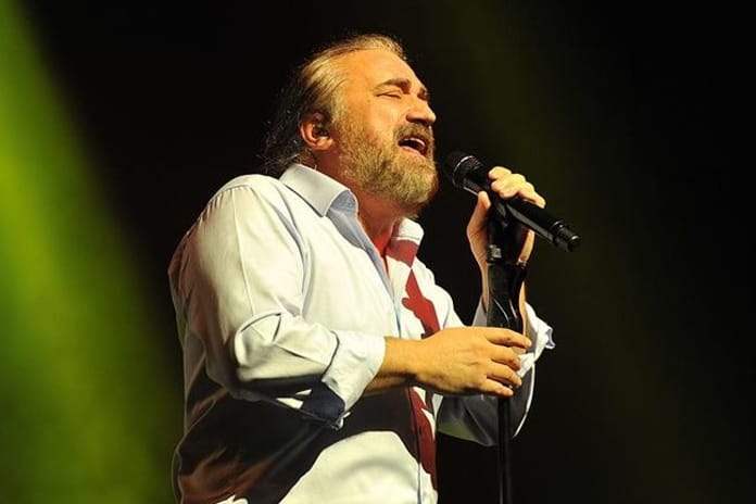 Şarkıcı Volkan Konak hayatını kaybetti