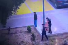 Terör örgütü EOKA destekçilerinden Kıbrıs Türklerine taşlı saldırı