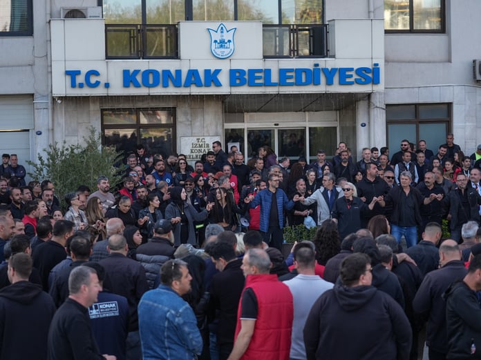 Konak Belediyesi işçileri maaş protestosu için iş yavaşlattı