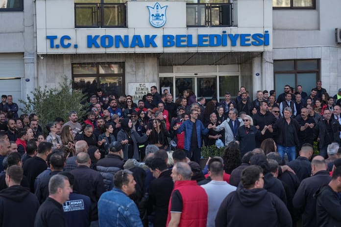 Konak Belediyesi işçileri maaş protestosu için iş yavaşlattı