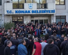 Konak Belediyesi işçileri maaş protestosu için iş yavaşlattı