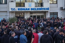 Konak Belediyesi işçileri maaş protestosu için iş yavaşlattı