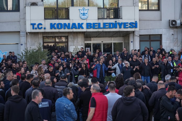 Konak Belediyesi işçileri maaş protestosu için iş yavaşlattı
