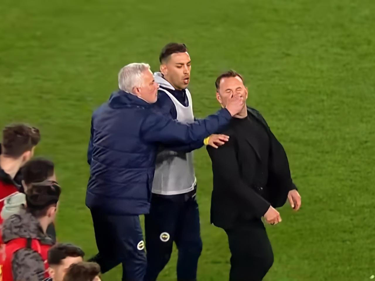 Mourinho'nun Okan Buruk'a hareketi dünya basınında