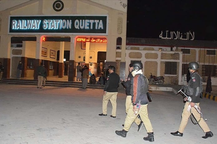 Pakistan'da tren saldırısında kaçırılan rehineleri kurtarma operasyonu devam ediyor