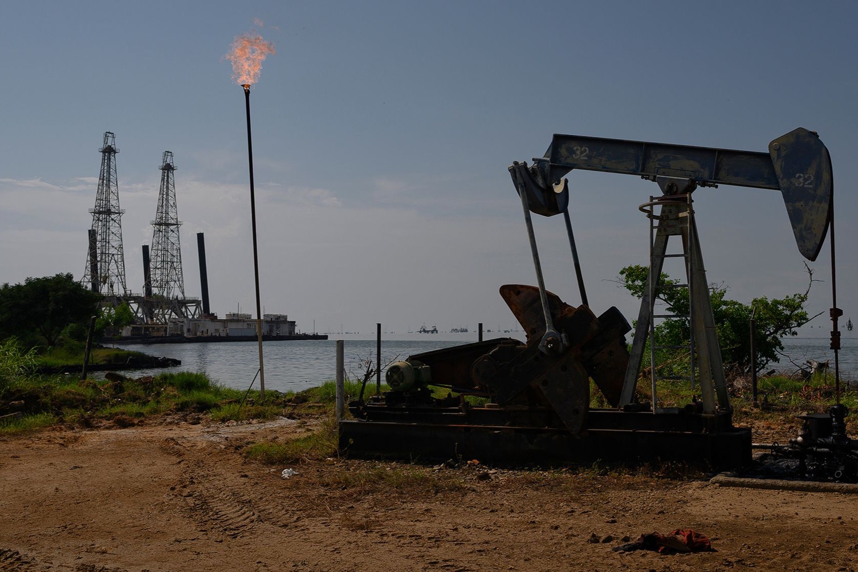Trump Imposes 25% Tariff on Venezuelan Oil Buyers