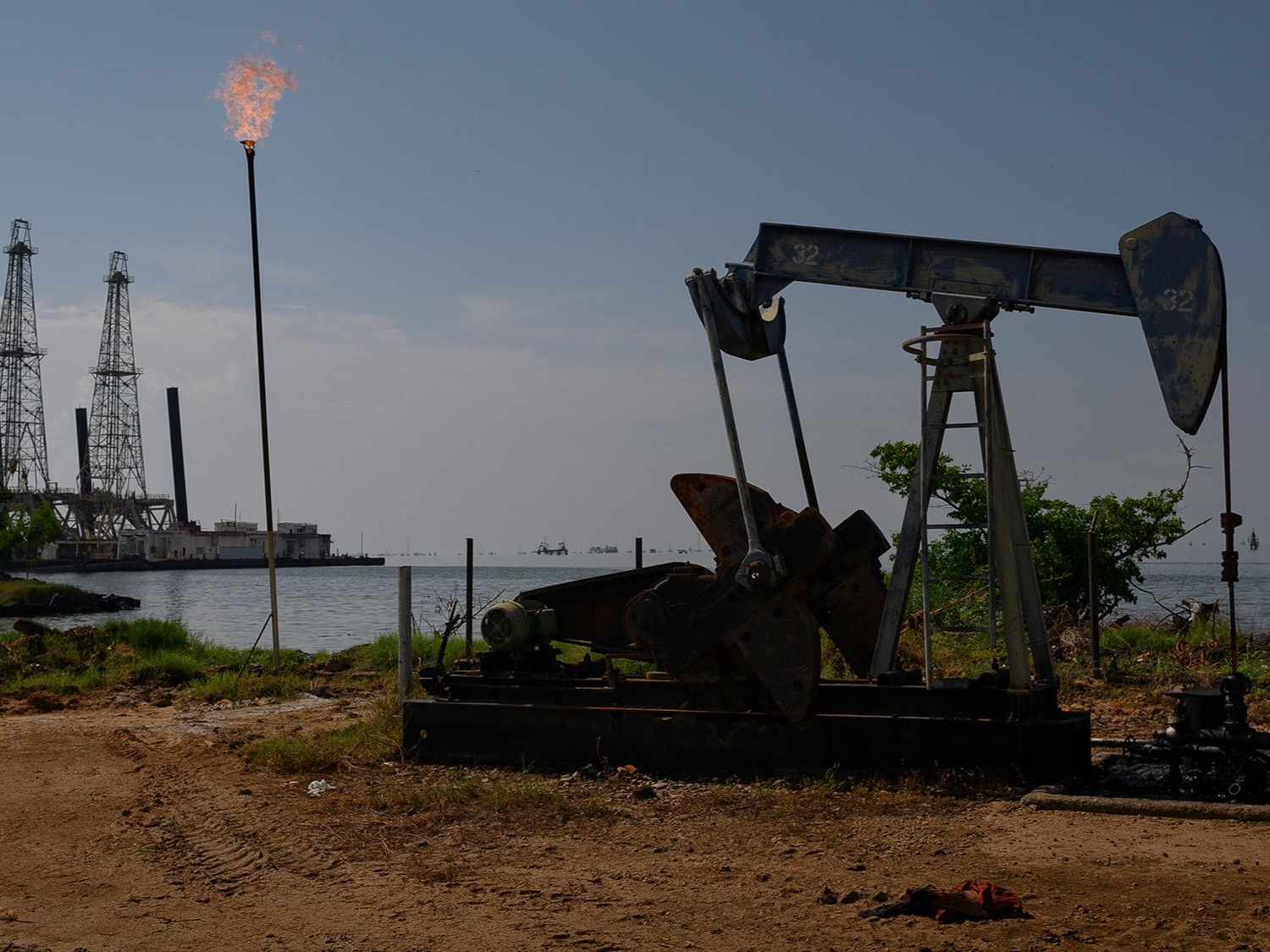 Trump Imposes 25% Tariff on Venezuelan Oil Buyers