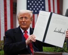 Trump Türkiye'ye %10 gümrük vergisi uygulanacağını açıkladı