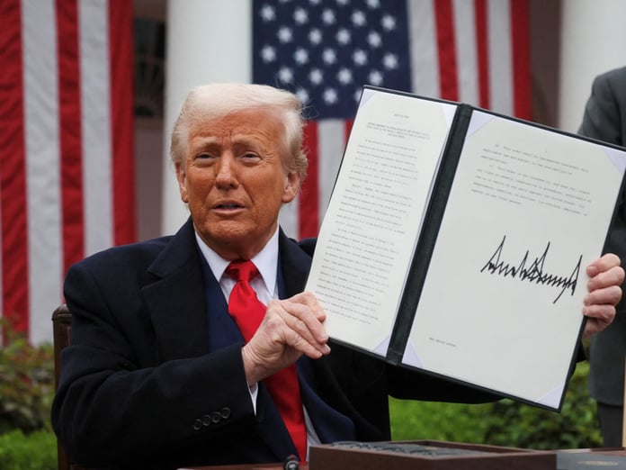 Trump Türkiye'ye %10 gümrük vergisi uygulanacağını açıkladı