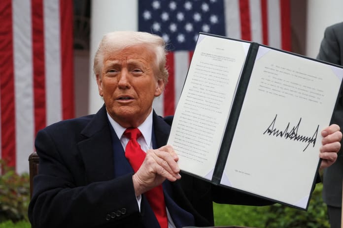 Trump Türkiye'ye %10 gümrük vergisi uygulanacağını açıkladı