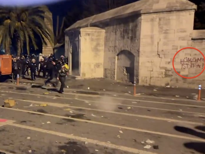 İBB çevresindeki gösterilerde eylemciler tarihi Şehzadebaşı Camii'ni tahrip etti