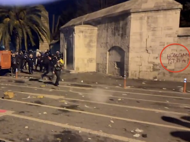 İBB çevresindeki gösterilerde eylemciler tarihi Şehzadebaşı Camii'ni tahrip etti