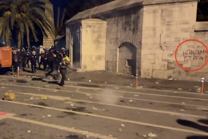 İBB çevresindeki gösterilerde eylemciler tarihi Şehzadebaşı Camii'ni tahrip etti