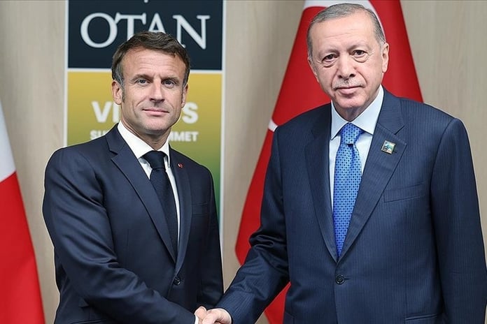 Macron Türkiye'nin Karadeniz'de üstlendiği rolü övdü