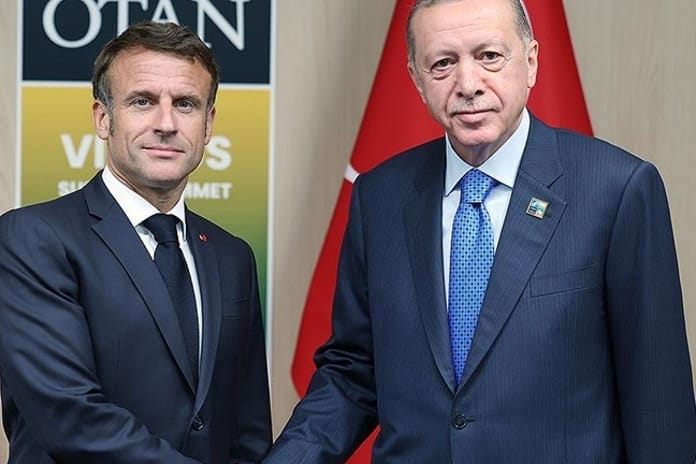 Macron Türkiye'nin Karadeniz'de üstlendiği rolü övdü