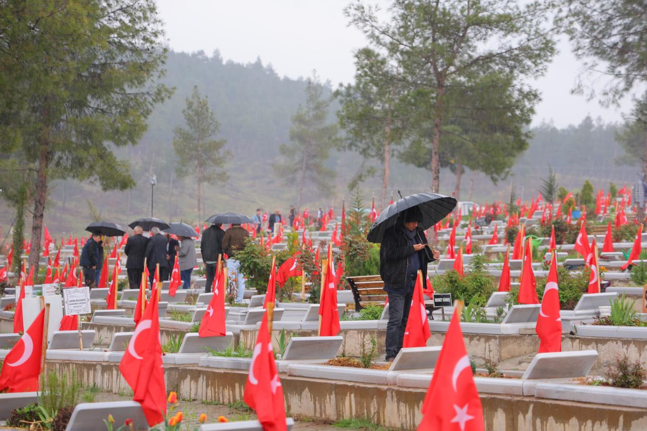 Deprem mezarlığında hüzünlü bayram