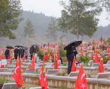 Depremde hayatını kaybedenlerin aileleri mezarlığı ziyaret etti
