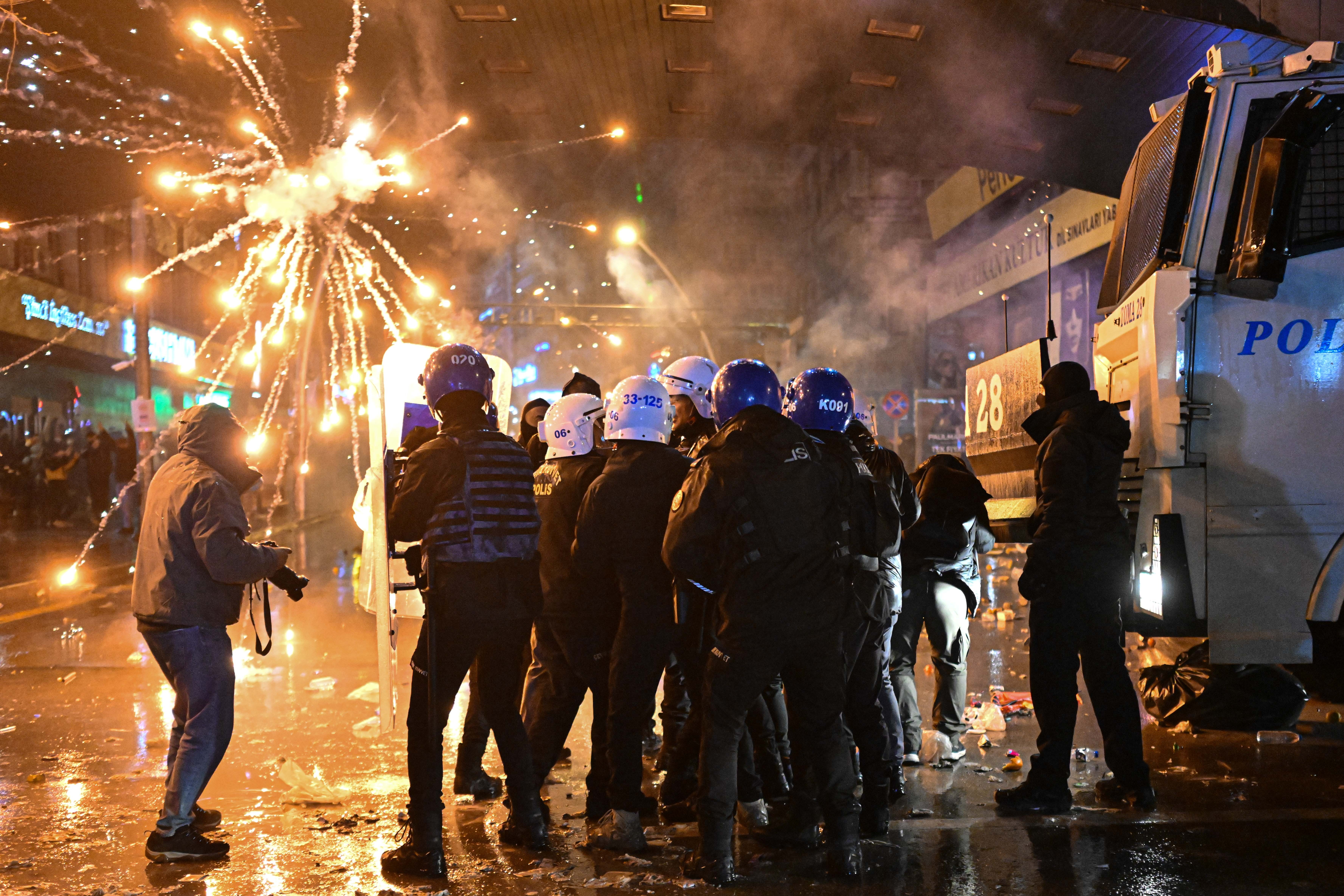 Yasa dışı eylemlerde 123 polis yaralandı