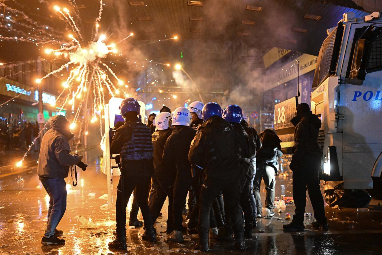 Yasa dışı eylemlerde 123 polis yaralandı