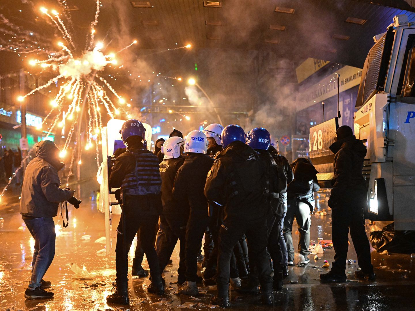 Yasa dışı eylemlerde 123 polis yaralandı