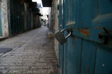 Batı Şeria’da Filistinliler, İsrail’in saldırılarını protesto etmek için genel greve gitti