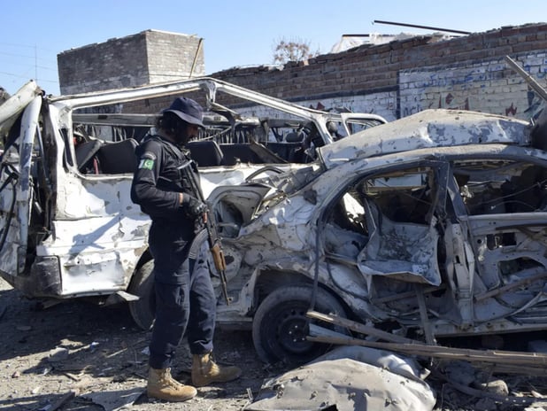 TTP'den Pakistan'ın askeri üssüne intihar saldırısı