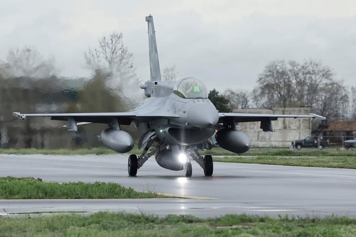 Bulgaristan ilk F-16 savaş uçağını teslim aldı