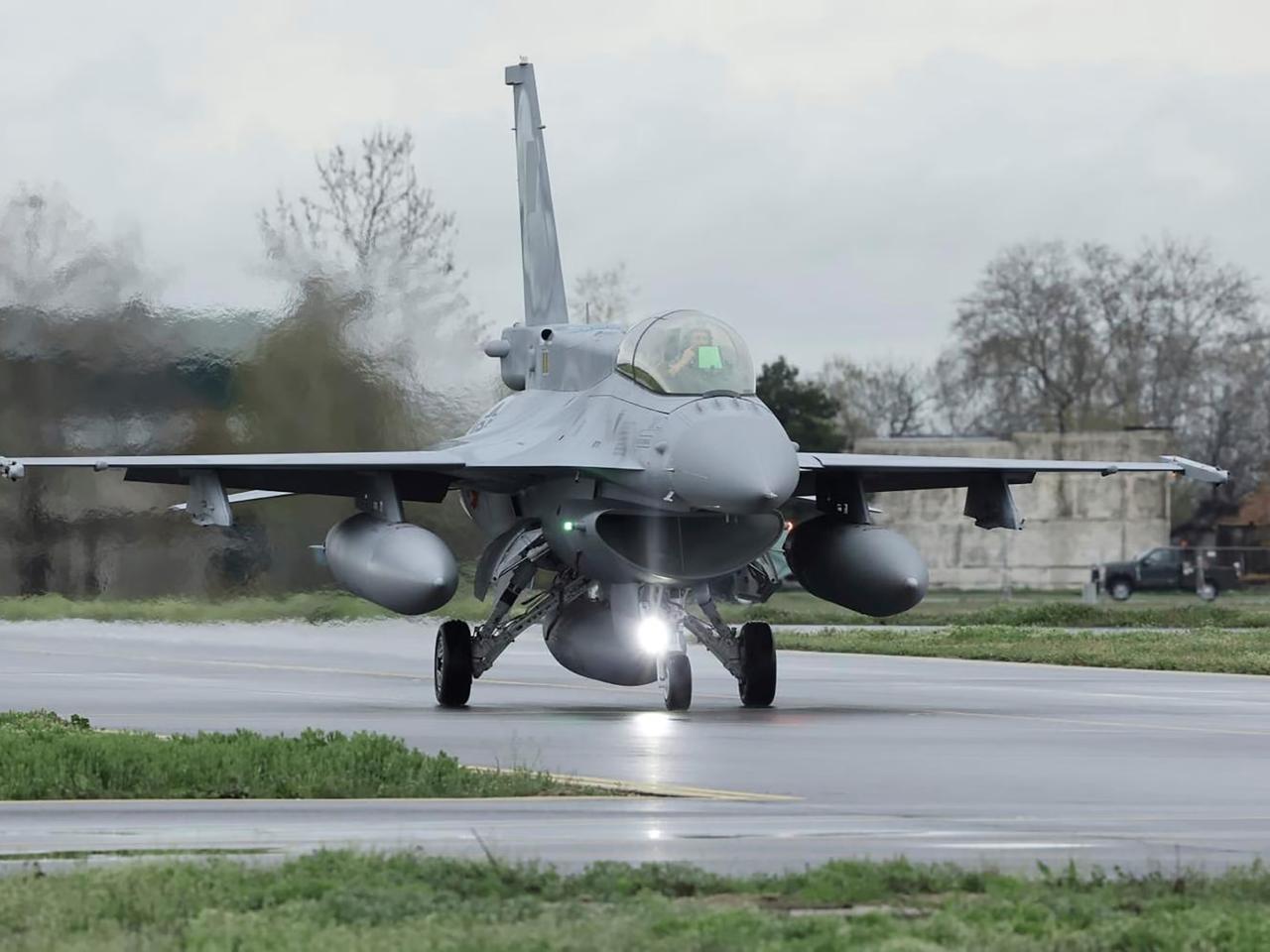 Bulgaristan ilk F-16'sını aldı