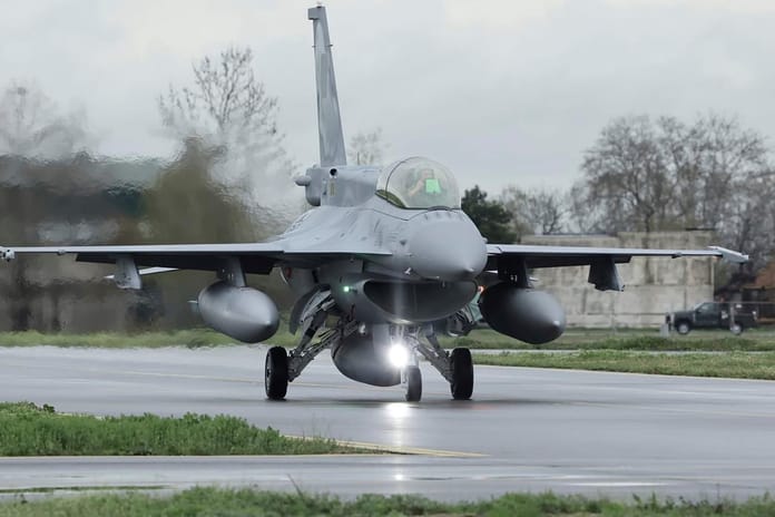Bulgaristan ilk F-16 savaş uçağını teslim aldı