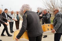 Hızlı tren müjdesi alan ilçe sakinleri davullu zurnalı kutlama yaptı