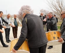 Hızlı tren müjdesi alan ilçe sakinleri davullu zurnalı kutlama yaptı