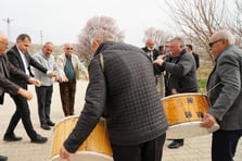 Hızlı tren müjdesi alan ilçe sakinleri davullu zurnalı kutlama yaptı