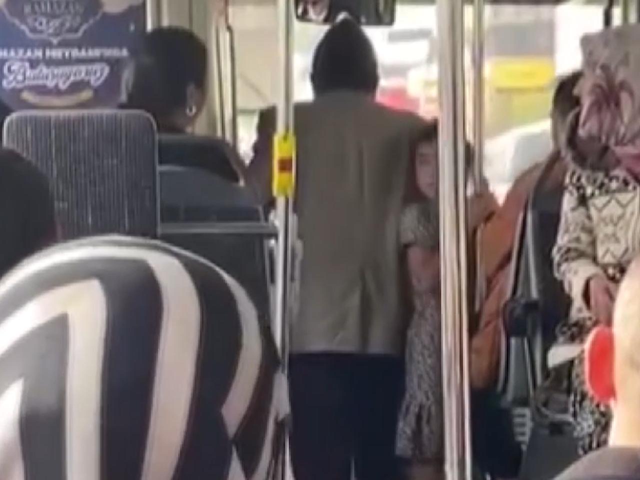 Tanımadığı kadına evlenme teklifi etti