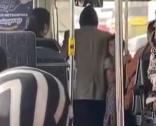 Yaşlı adam tanımadığı kadına otobüste evlilik teklifi etti